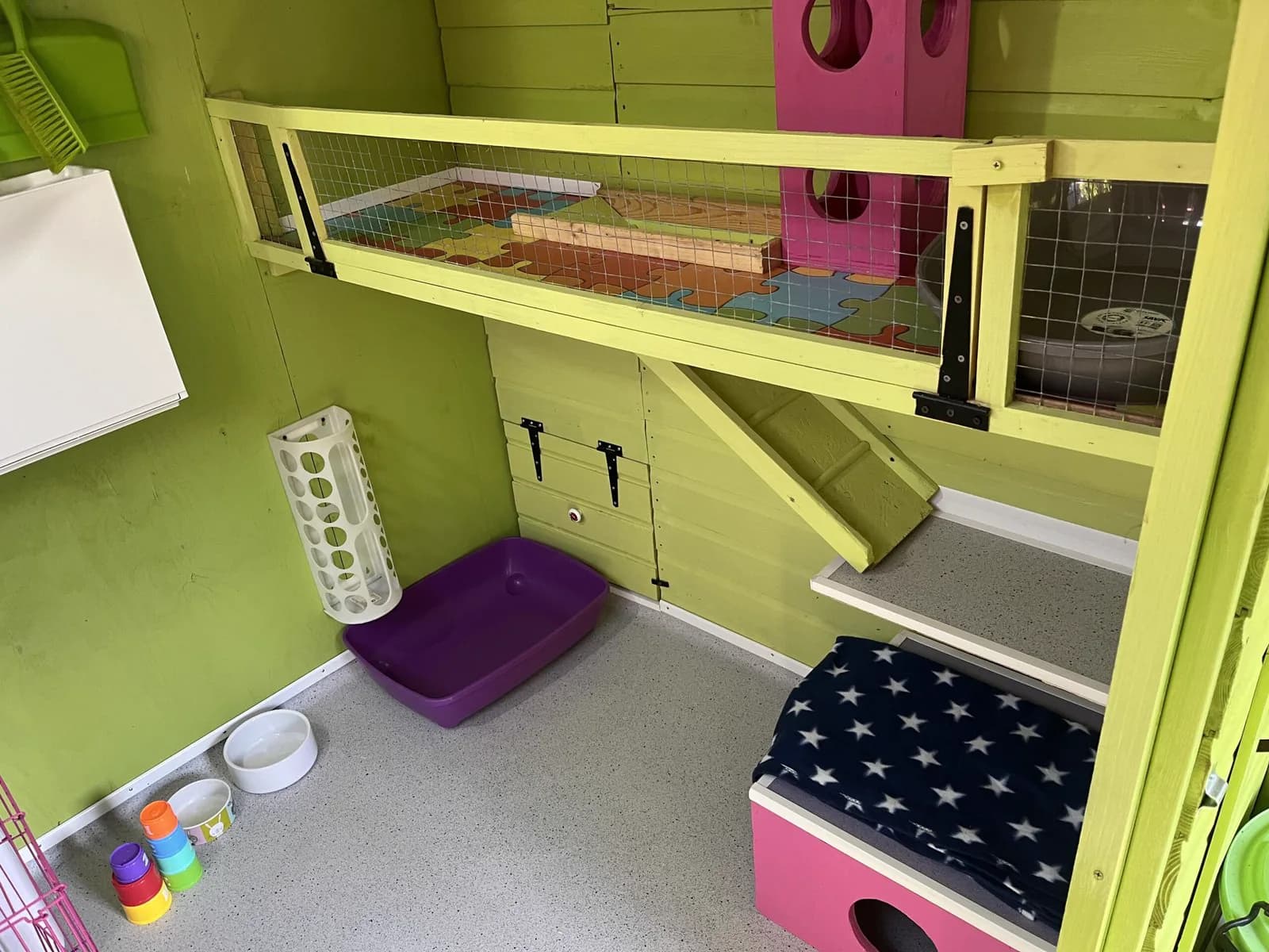 Lime Tree Lodge interior with ramp, upper shelf and cushioned hideaway